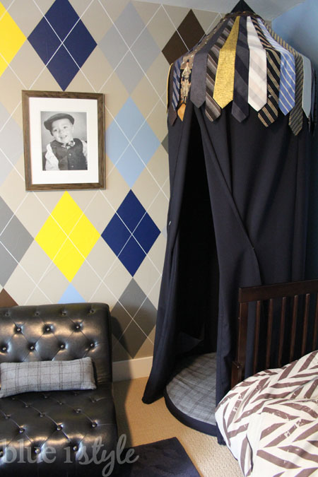 Hanging Play Tent in Boys' Room 