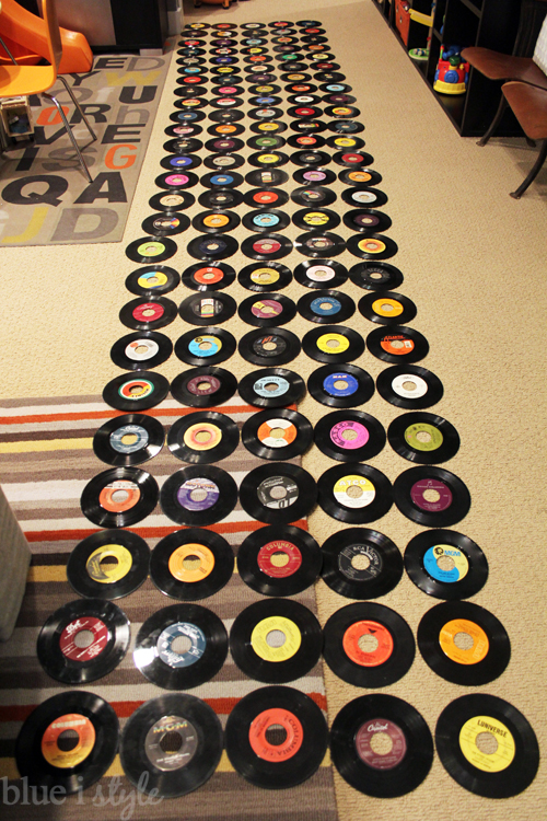 Bange for at dø gør dig irriteret klipning How to Cover a Wall in Vinyl Records - Damage Free! - Blue i Style