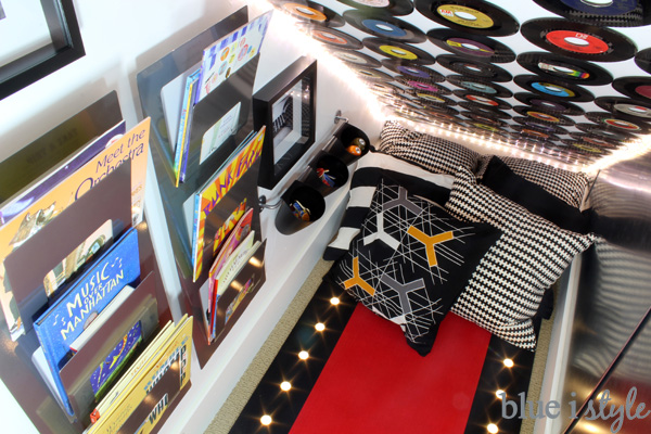 Magazine racks as book racks in small playroom