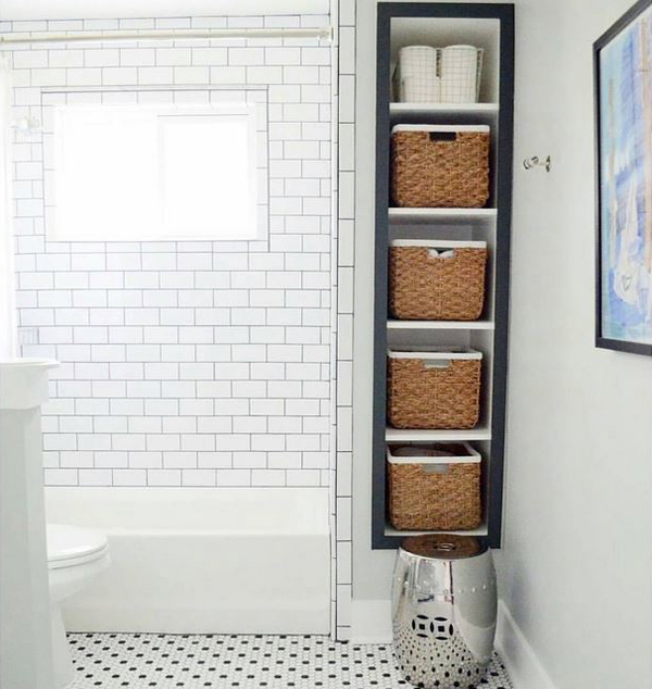 Organize with baskets in the bathroom