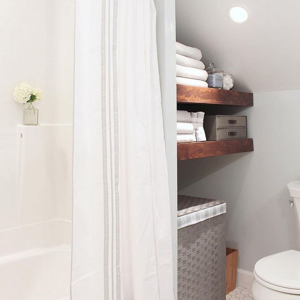 Organize with baskets in the bathroom