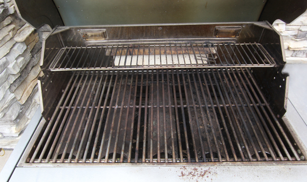 The Easiest Way to Deep Clean a BBQ Grill - Blue i Style